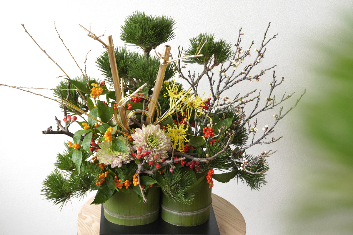 松や菊、千両のお正月アレンジメント