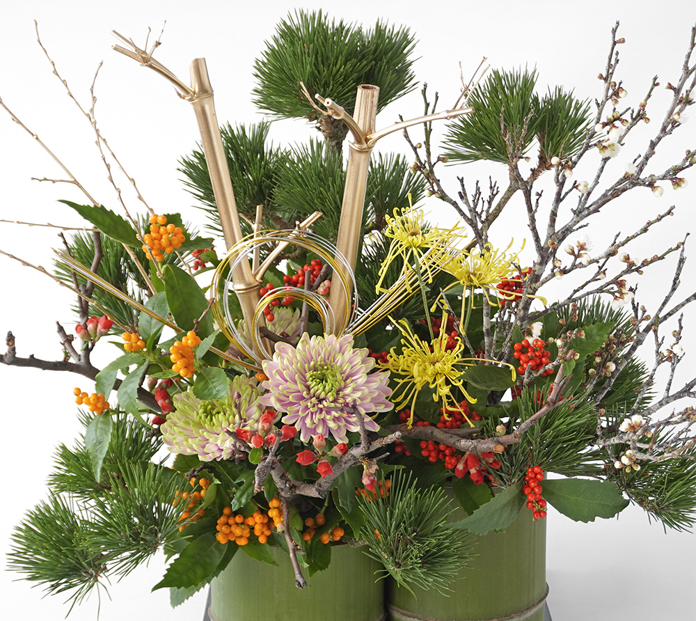 三光松やピンクのマムのアレンジメント