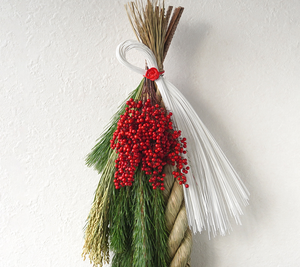 若松、赤い南天、黄色く実った稲穂のお正月飾り