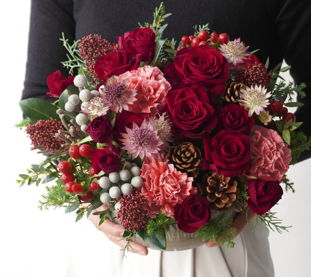 【お歳暮・クリスマス】赤い大輪バラやカーネーションのアレンジメント