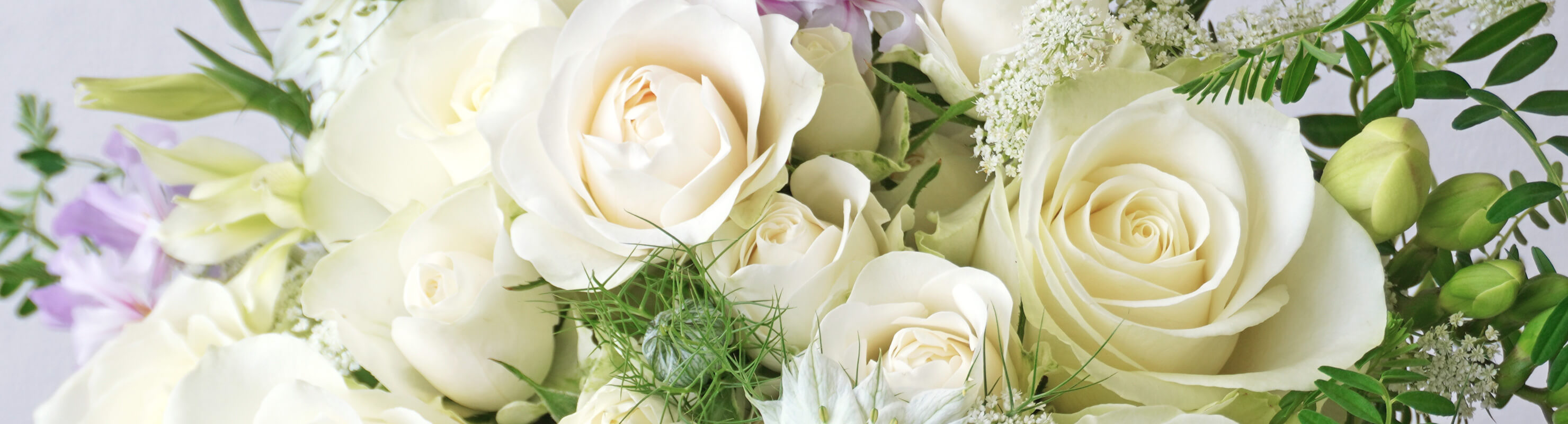 白いバラと細やかなリーフのブーケ