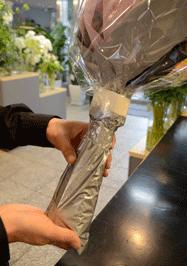 花束の茎元に保水剤をセットする