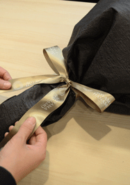 ラッピングペーパーで包みリボンをつける