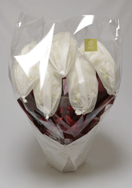 花をうす紙で保護し全体をラッピングする