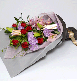 バラとユリ、トルコキキョウの花束