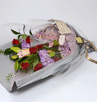 ラッピングした花束