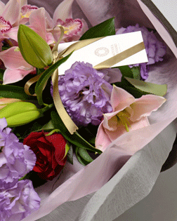 花束とメッセージカード