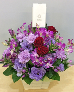 バラやデンファレ、トルコキキョウのアレンジメント