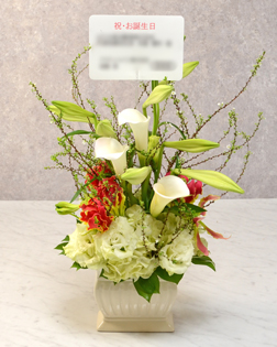 ユリやカラー、トルコキキョウのアレンジメント