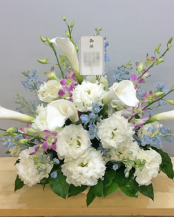 トルコキキョウやカラーを使ったお供えのアレンジメント