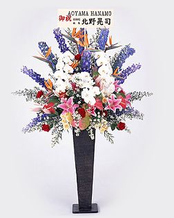 白と青の色調のスタンド花