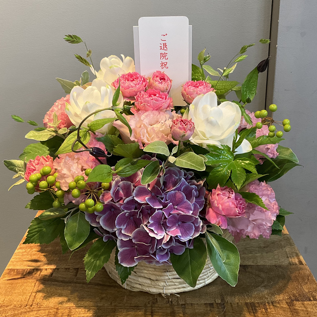 ピンクや白、紫色の花々が調和したアレンジメント