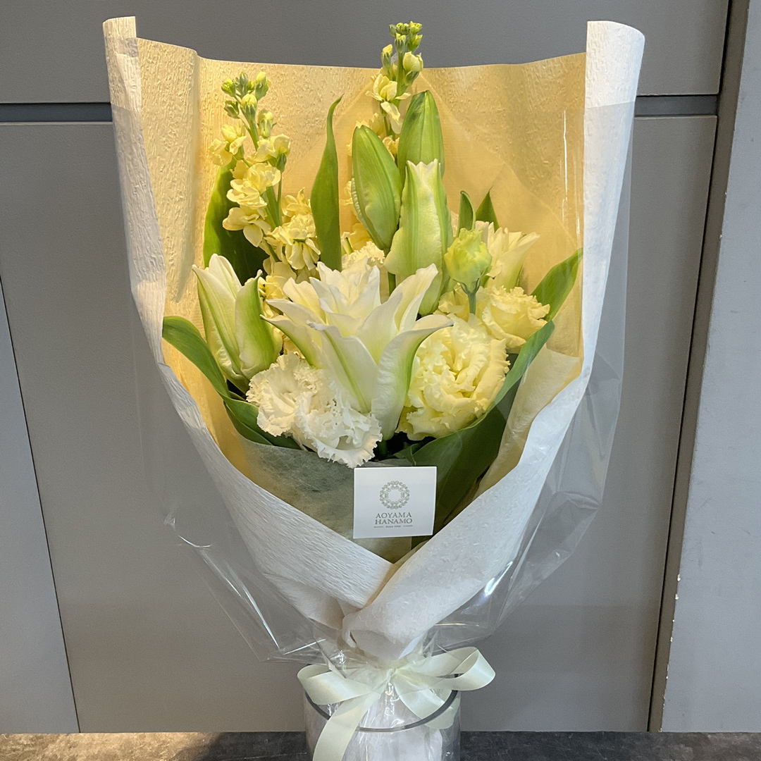 白百合と黄色の花々でまとめた上品なお供え用の花束