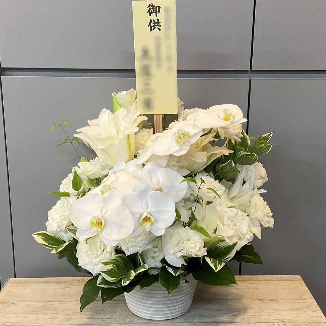 白の胡蝶蘭がメインのお供えアレンジメント