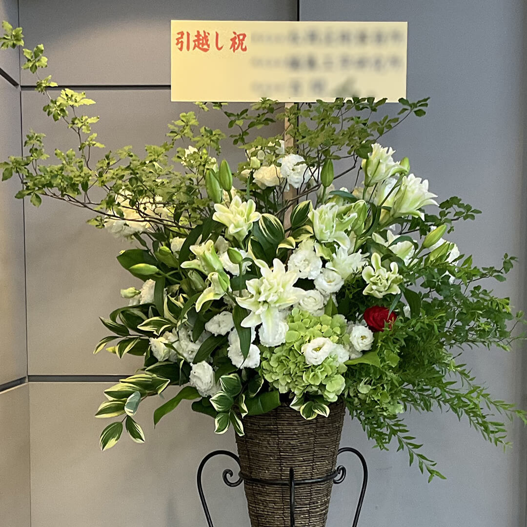 白グリーン系で統一したお祝い用スタンド花