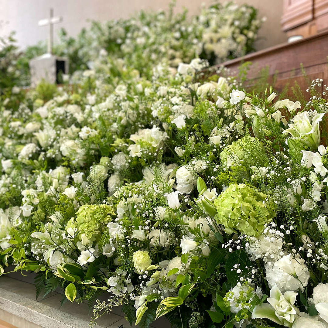 白グリーンの色調の花祭壇