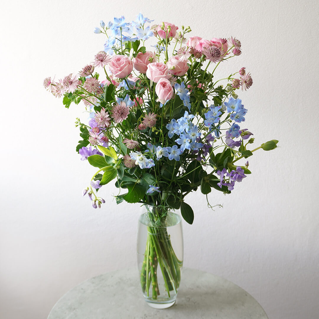 スプレーバラとデルフィニウムの花瓶活け（花のサブスク）