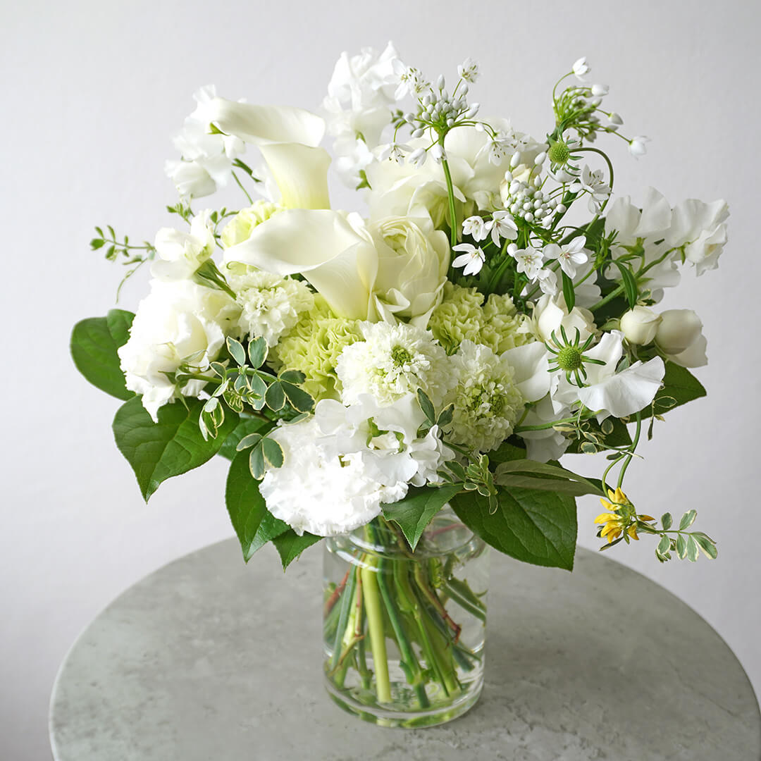 カラーとラナンキュラスの花瓶活け（花のサブスク）