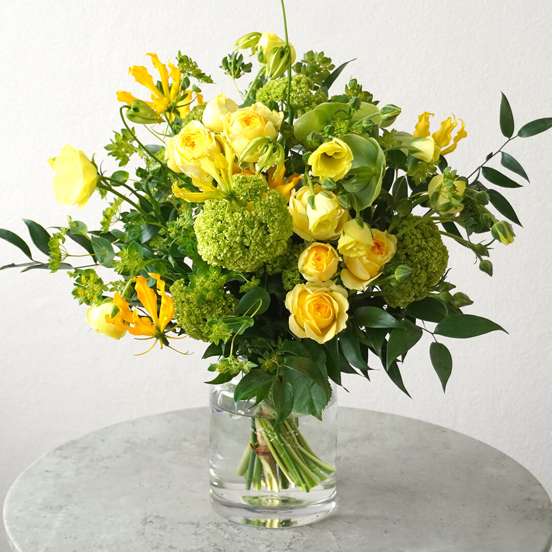 スプレーバラとビバーナムスノーボールの花瓶活け（花のサブスク）
