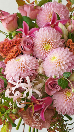 ピンクのダリアのブーケ