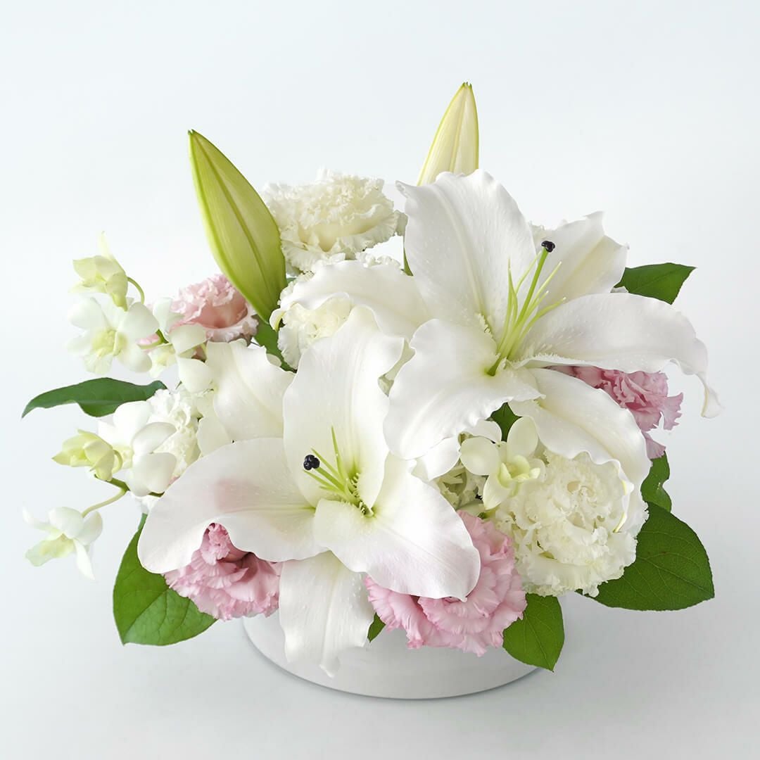 白と淡いピンクのアレンジメント（お供え花）