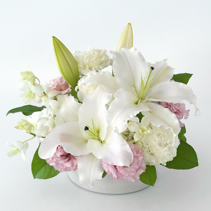 白と淡いピンクのアレンジメント（お供え花）