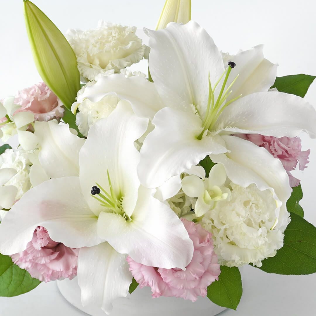 白と淡いピンクのアレンジメント（お供え花）