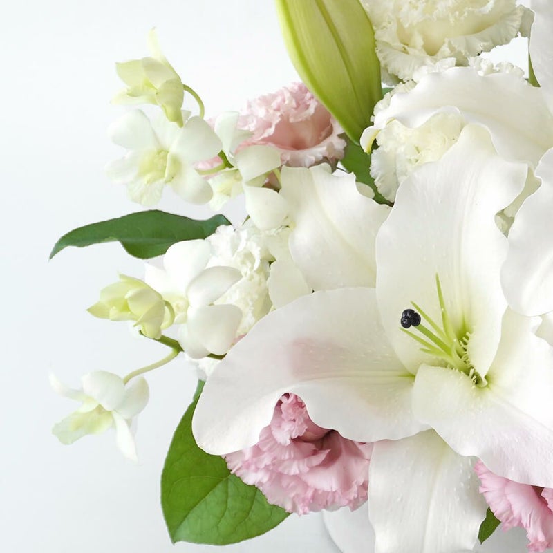 白と淡いピンクのアレンジメント（お供え花）