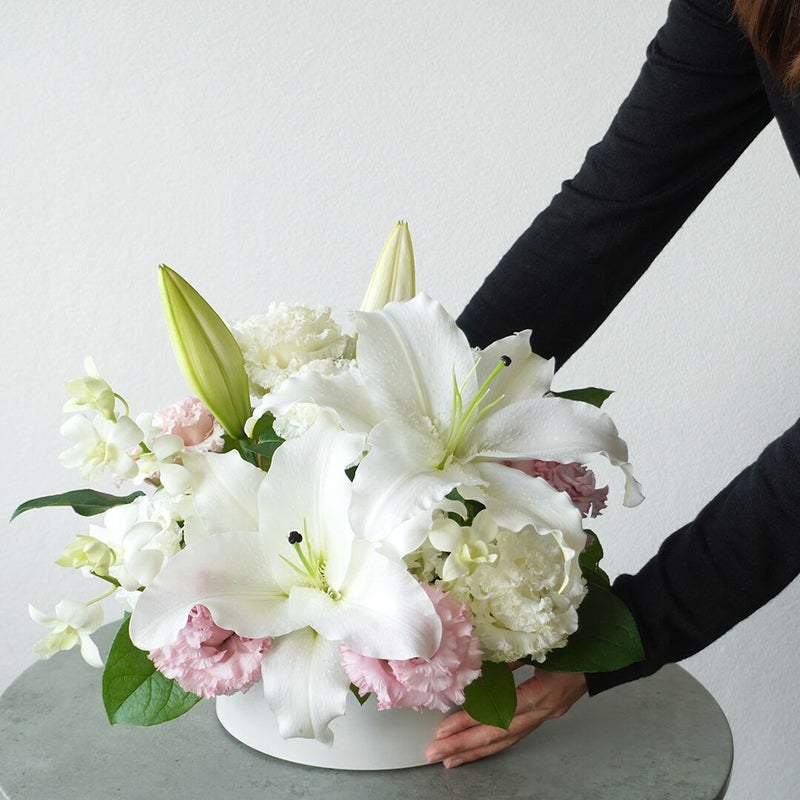 白と淡いピンクのアレンジメント（お供え花）