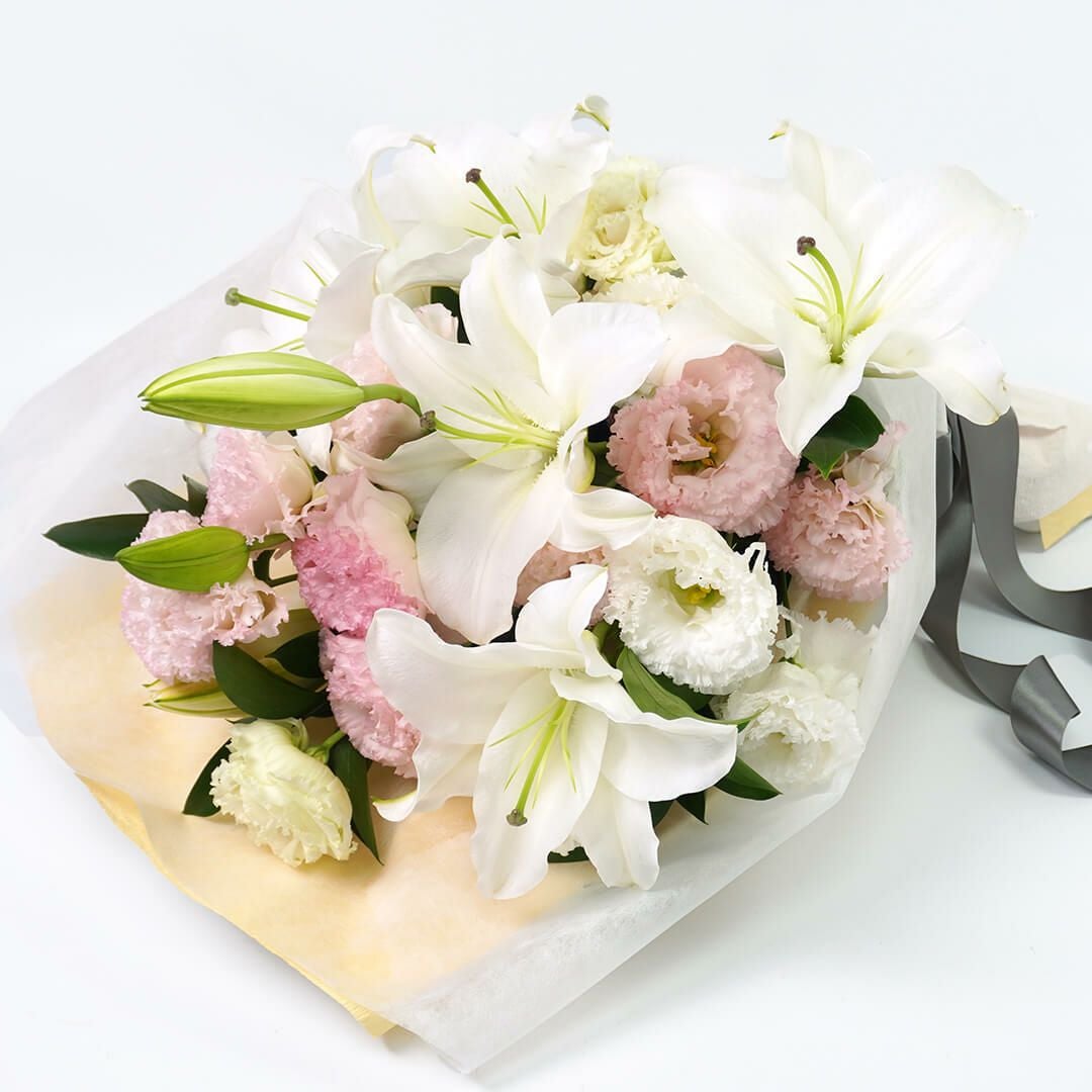 季節の花々を使ったお悔みの花束（ご供花）