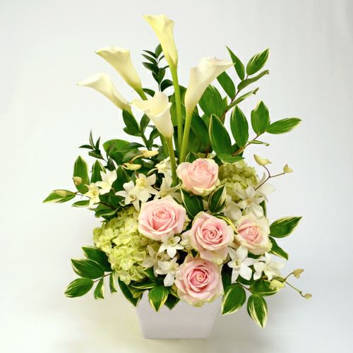 カラーやバラの床置きアレンジメント