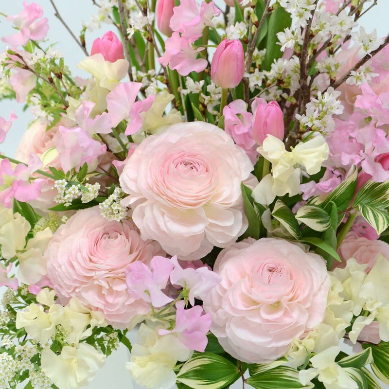 桜にラナンキュラスやチューリップの床置きアレンジメント