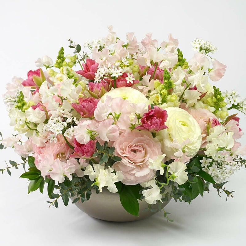 ラナンキュラスとチューリップのアレンジメント