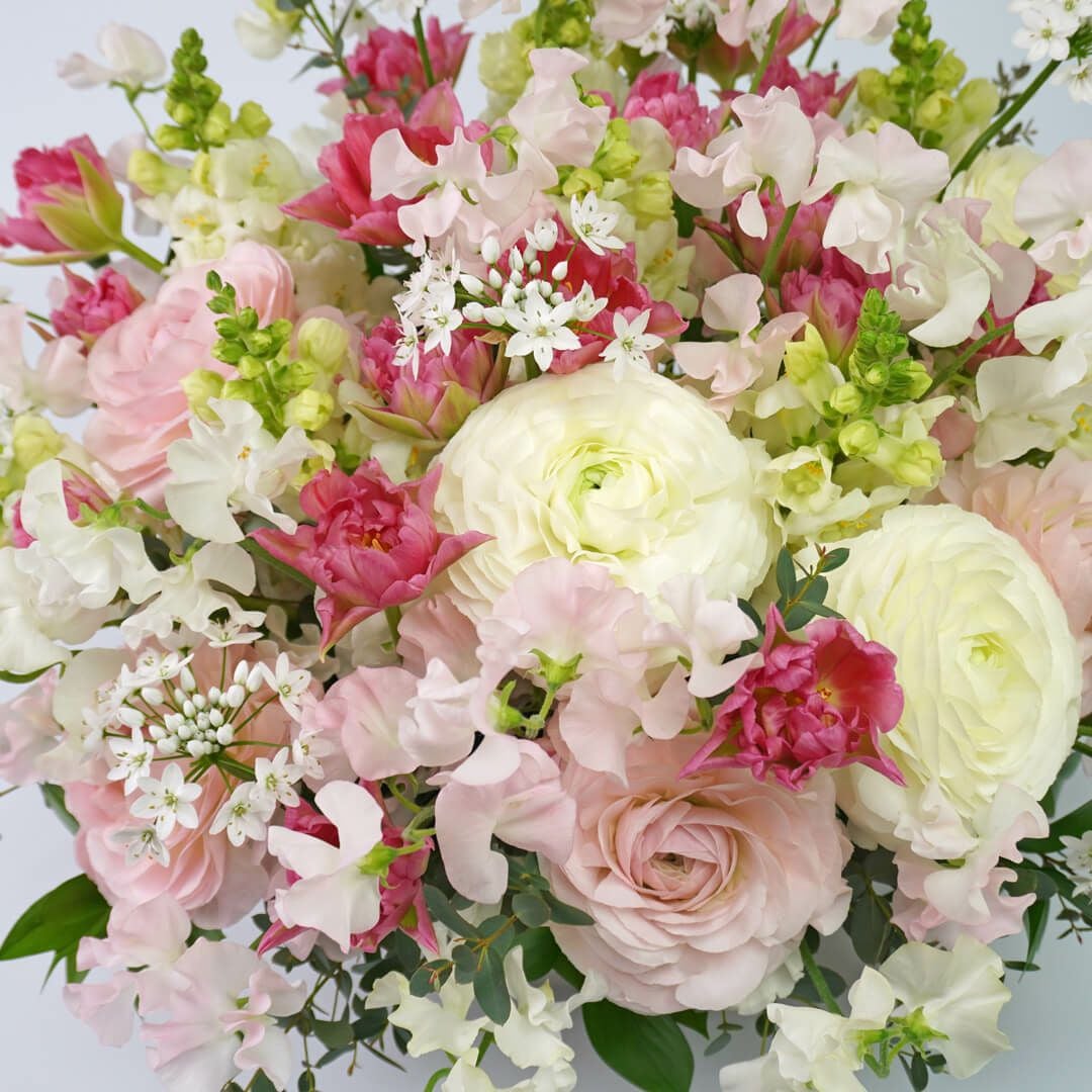 ラナンキュラスとチューリップのアレンジメント