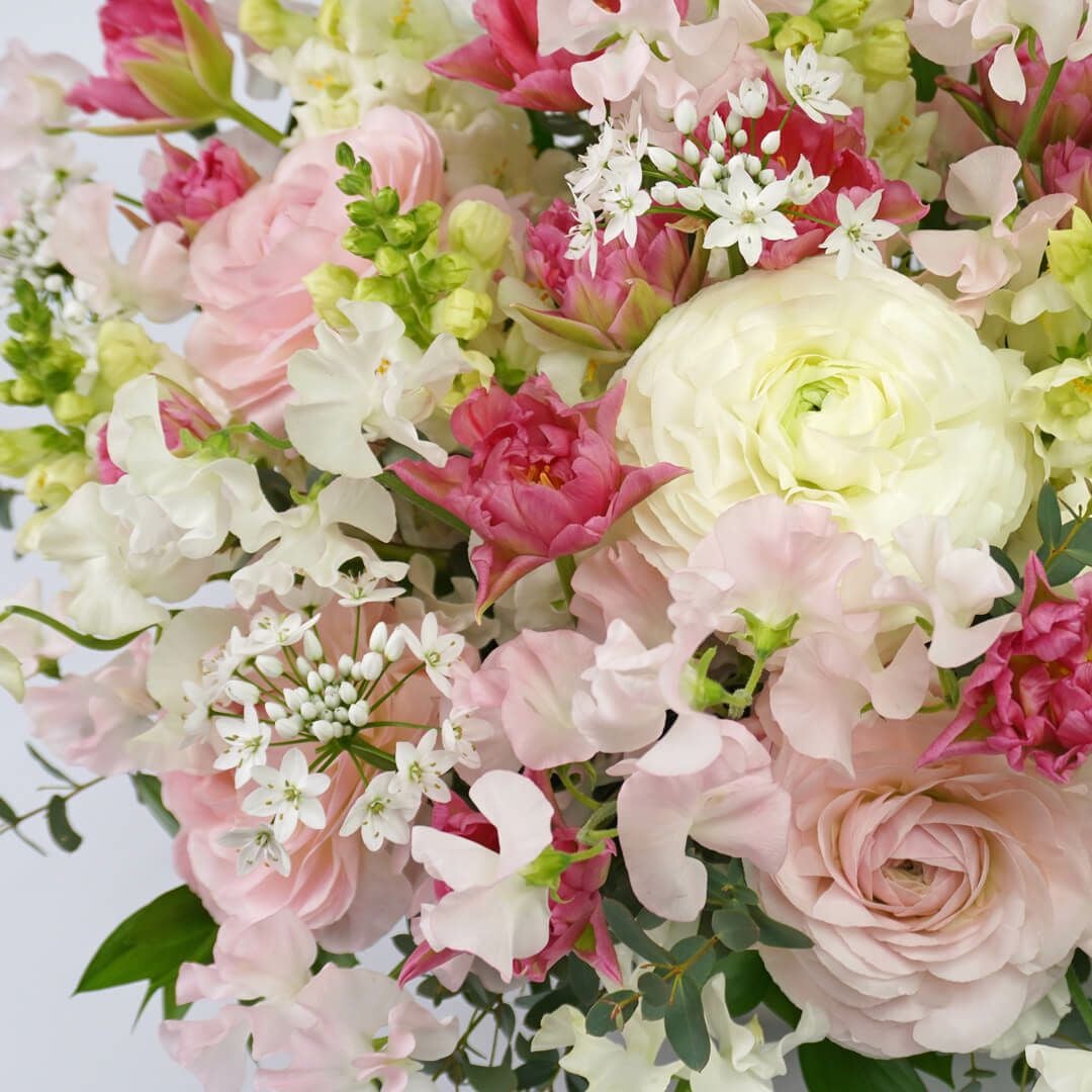 ラナンキュラスとチューリップのアレンジメント