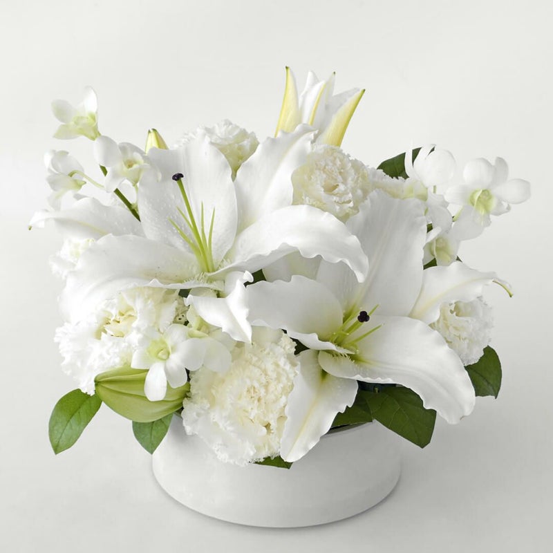 白いユリのアレンジメント（お供え花）