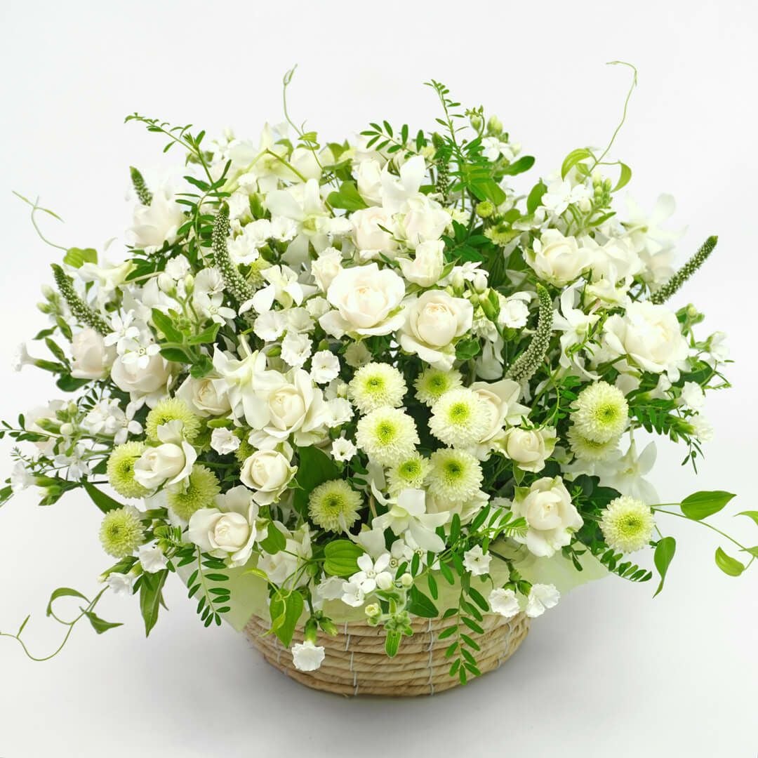 白い細やかな花のアレンジメント（ご供花）｜青山花茂本店