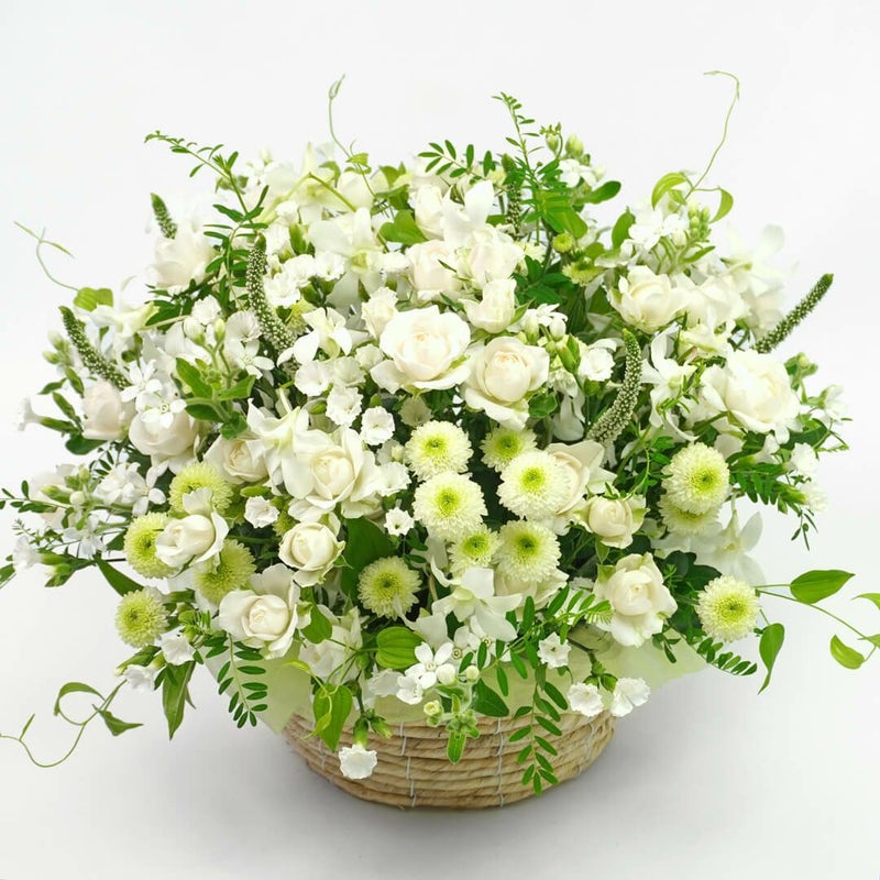 お供え花  白いバラや菊のアレンジメント