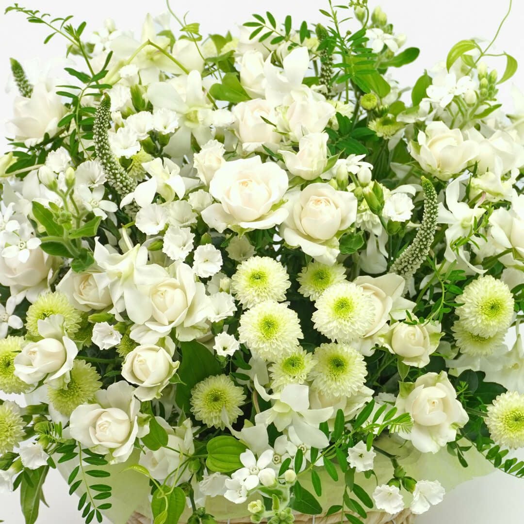 白い細やかな花のアレンジメント（ご供花）｜青山花茂本店