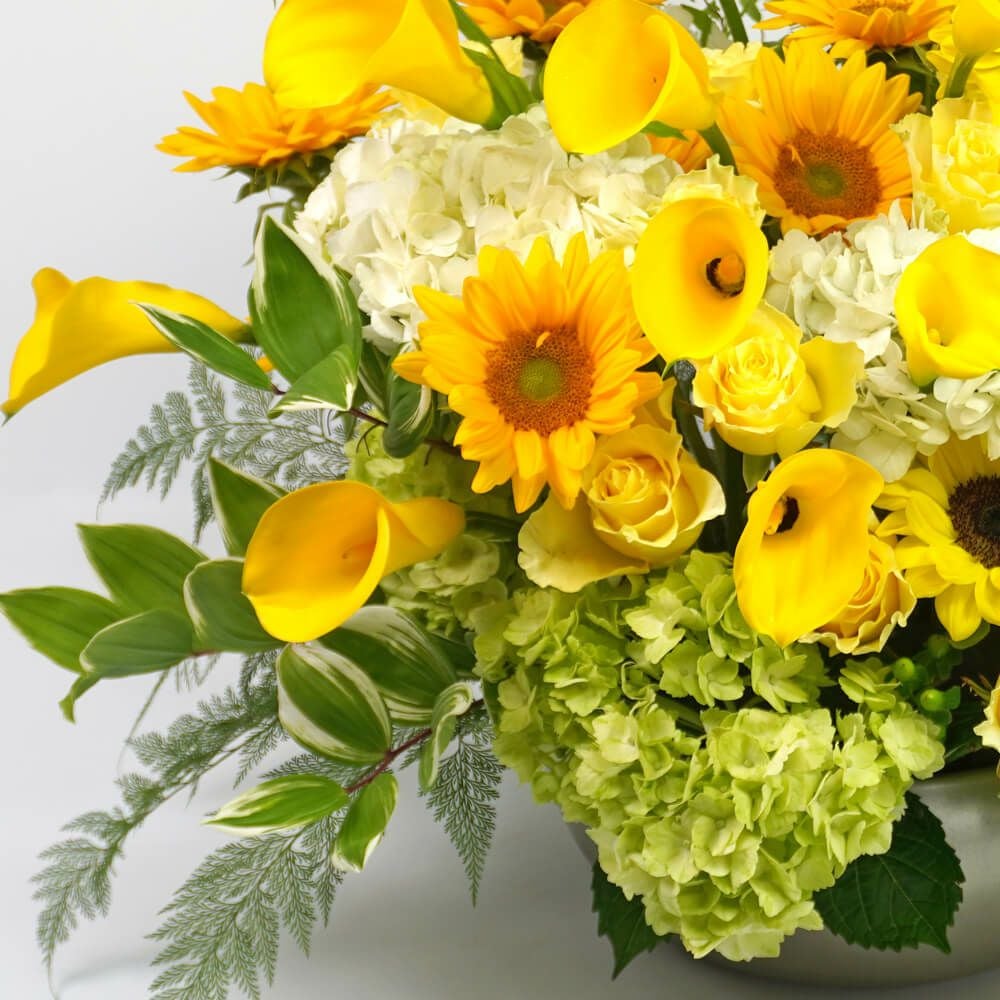 ヒマワリとカラーのアレンジメント