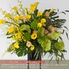 黄色・グリーン系の色調のスタンド花1段（スタンダード）
