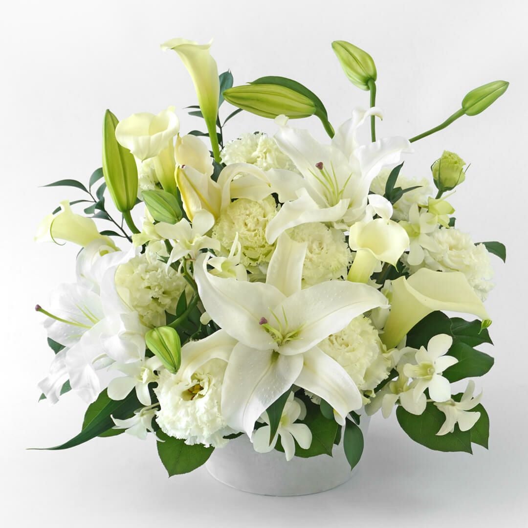ユリとカラーの純白のアレンジメント（ご供花）｜青山花茂本店