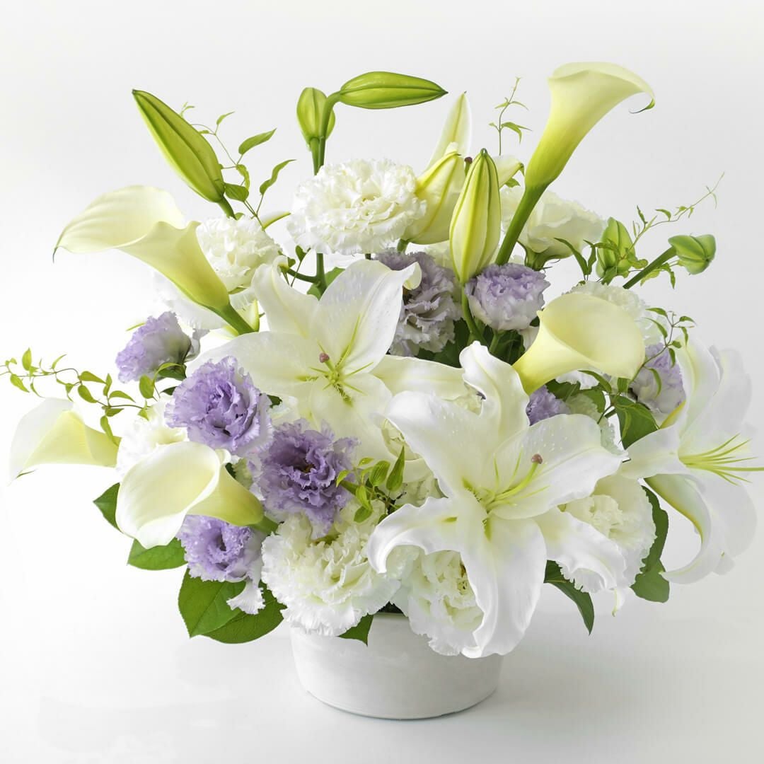 ユリとカラーの薄紫のアレンジメント（ご供花）｜青山花茂本店