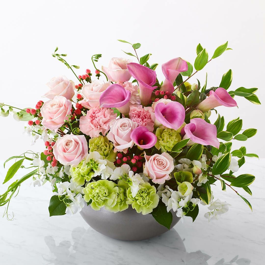 バラやカラー、カーネーションのアレンジメント