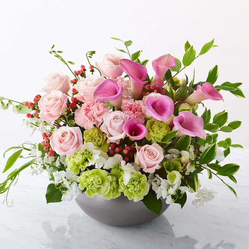 バラやカラー、カーネーションのアレンジメント