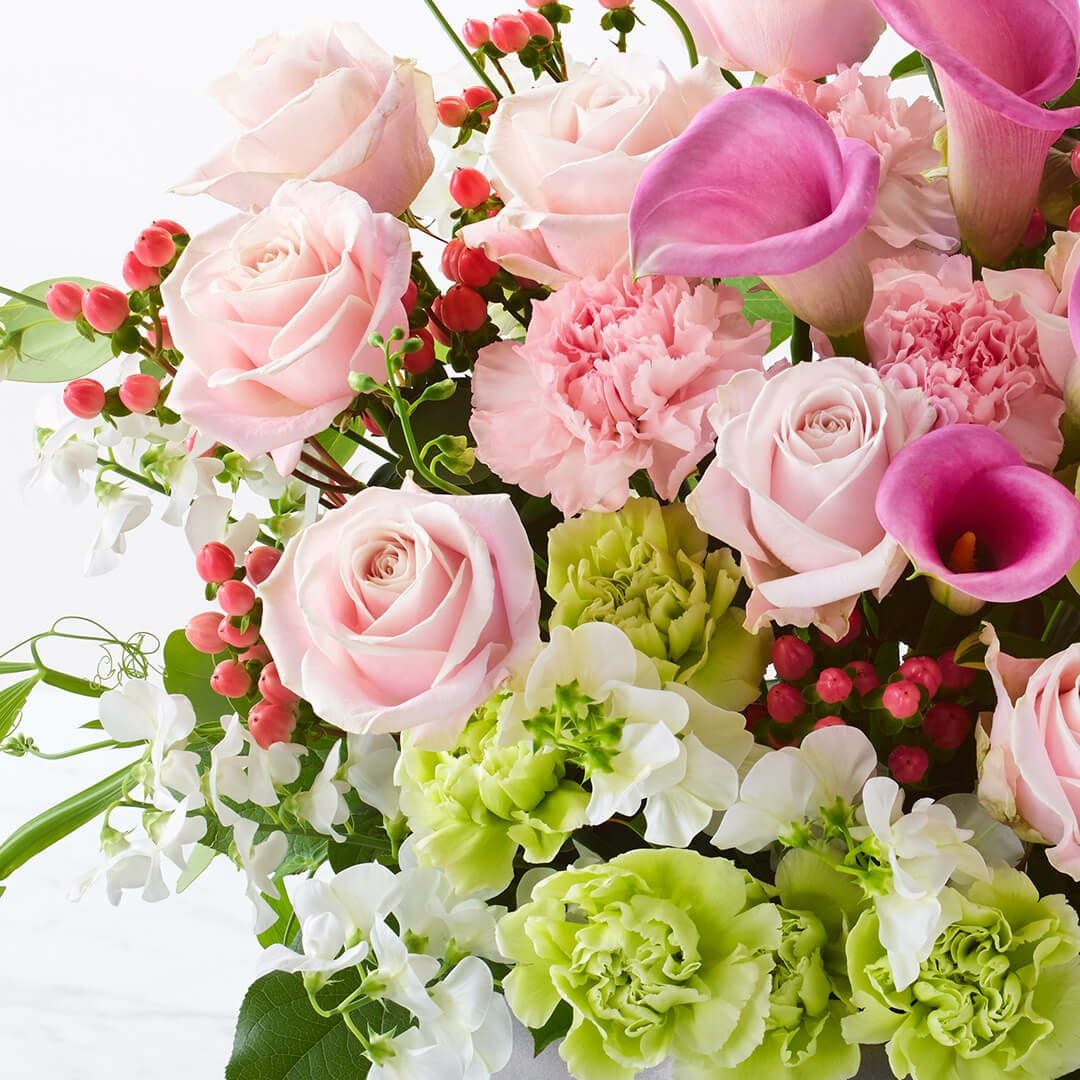 バラやカラー、カーネーションのアレンジメント