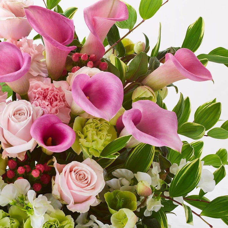 バラやカラー、カーネーションのアレンジメント