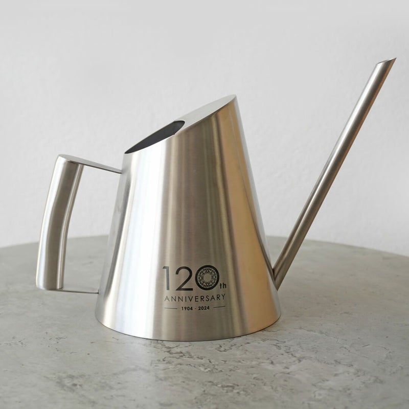 青山花茂本店120周年記念ロゴ入り水差しの裏面