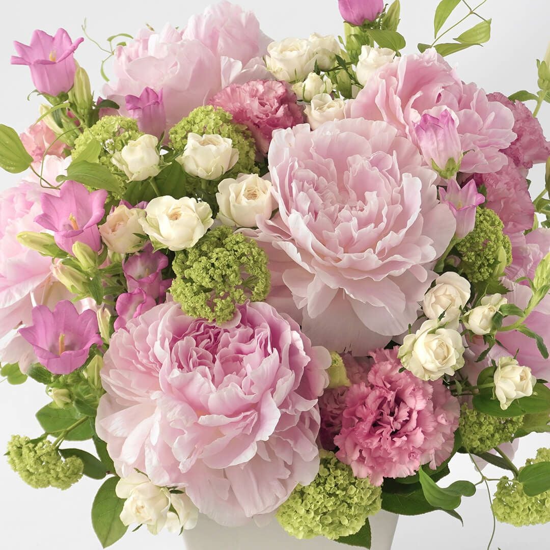 芍薬とトルコキキョウや白いバラのアレンジメント