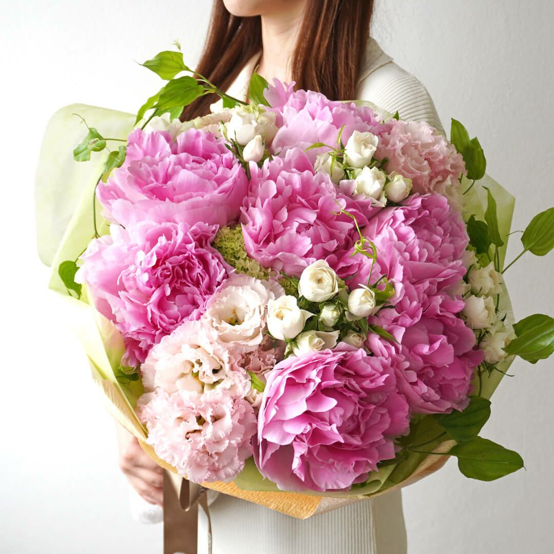 ピンクの芍薬とトルコキキョウ、白いスプレーバラの花束